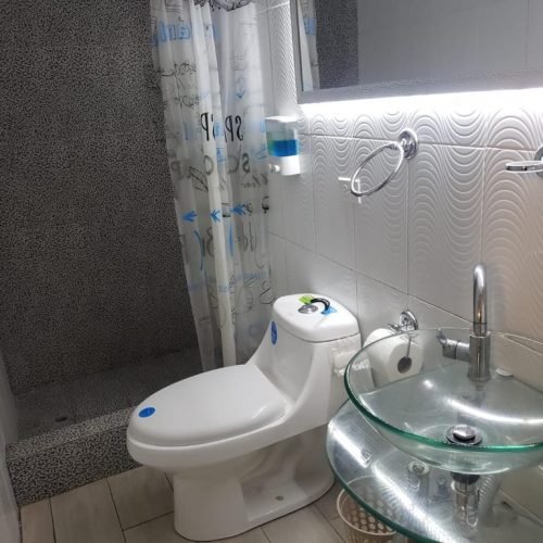 Baños completos en cada apartamento
